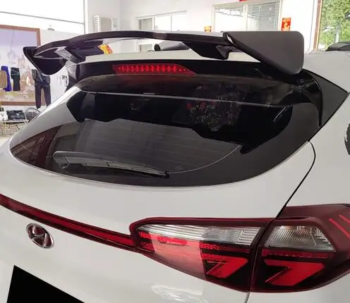 Vista frontal del spoiler instalado en un Toyota Yaris
