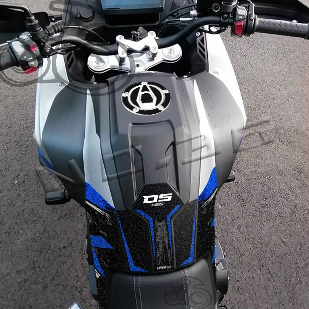 Motociclista en ruta con almohadilla visible