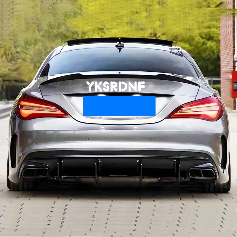 Alerón trasero instalado en el maletero del Mercedes-Benz CLA