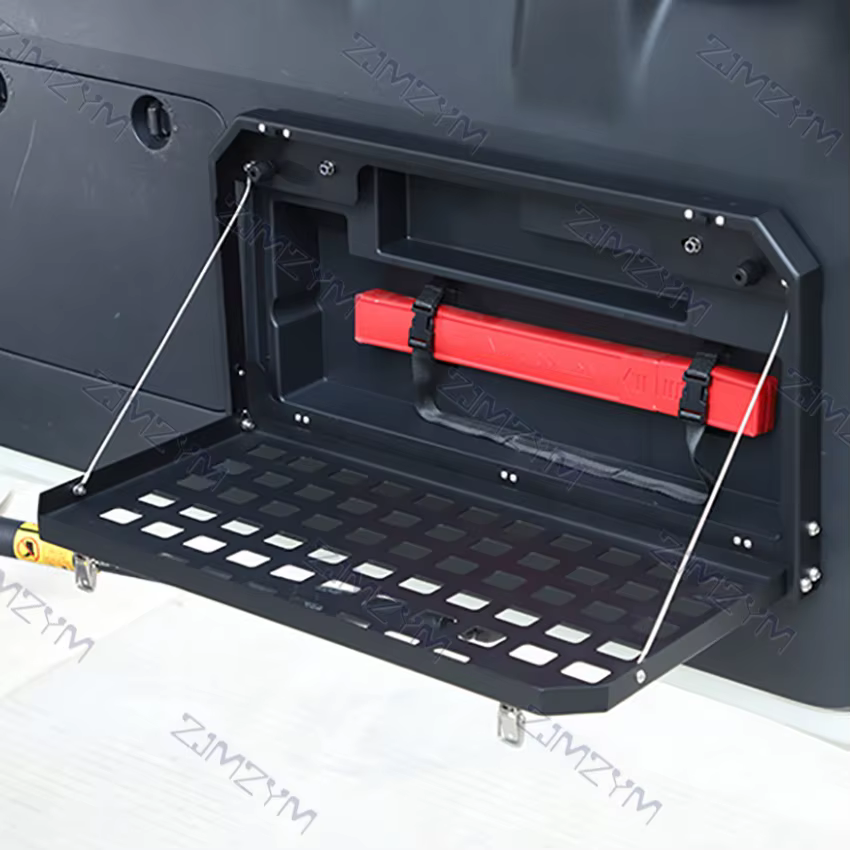 Estante plegable instalado en la puerta trasera del Toyota Land Cruiser Prado
