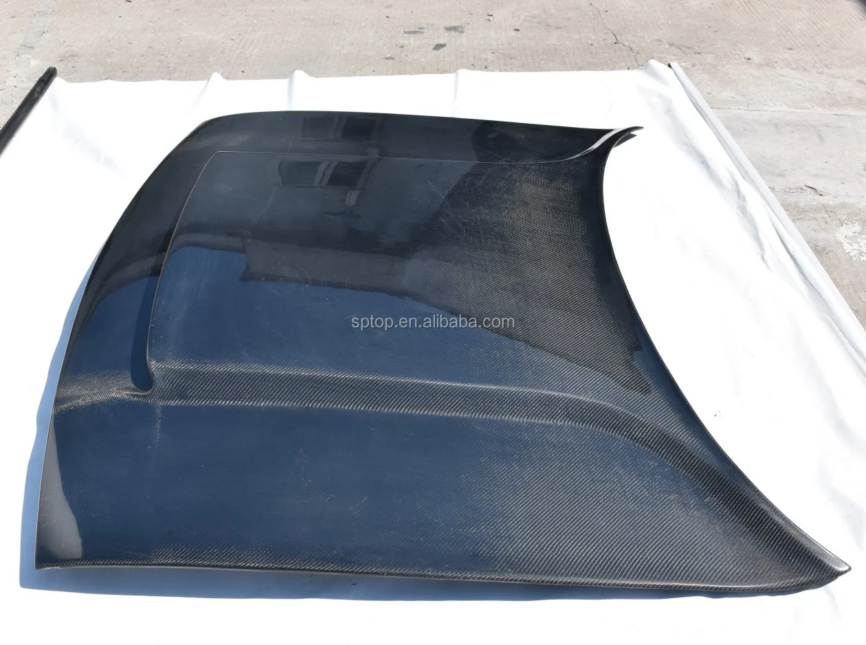 Detalle de ventilas del capó en carbono