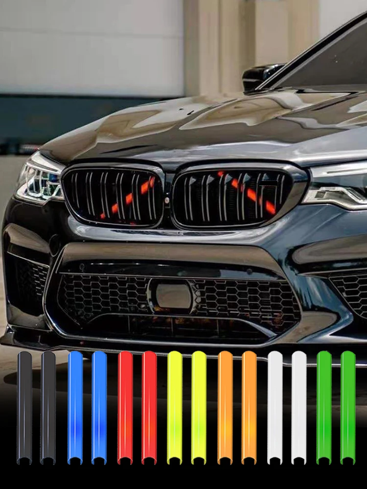 Tira de moldura en color naranja instalada en la rejilla delantera de un BMW F30
