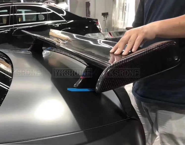 Detalle del acabado en fibra de carbono brillante