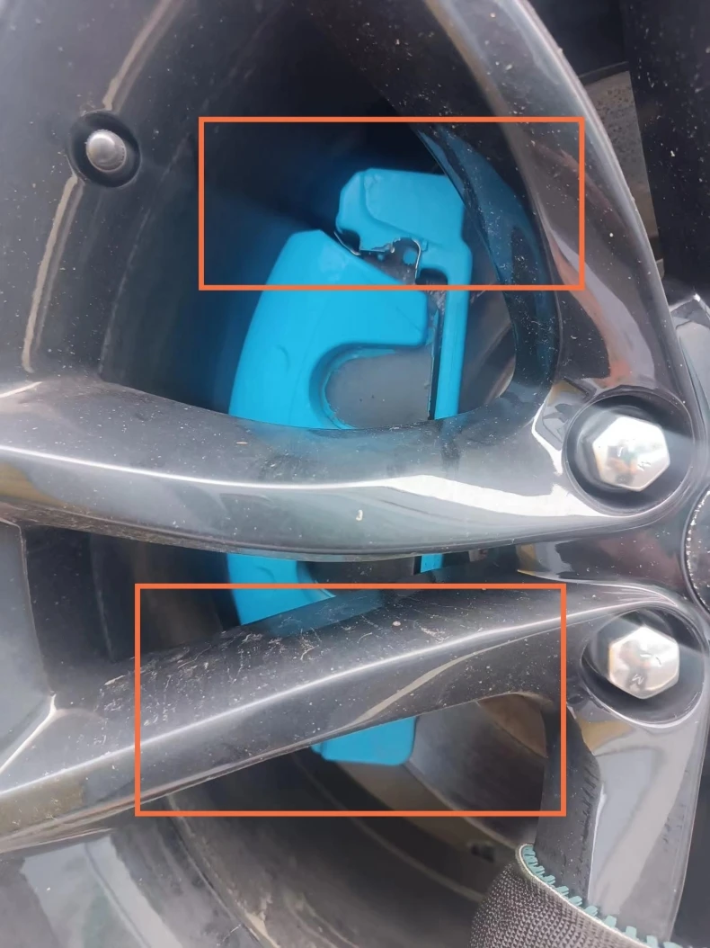 Vista frontal de cubiertas de caliper en aleación de aluminio