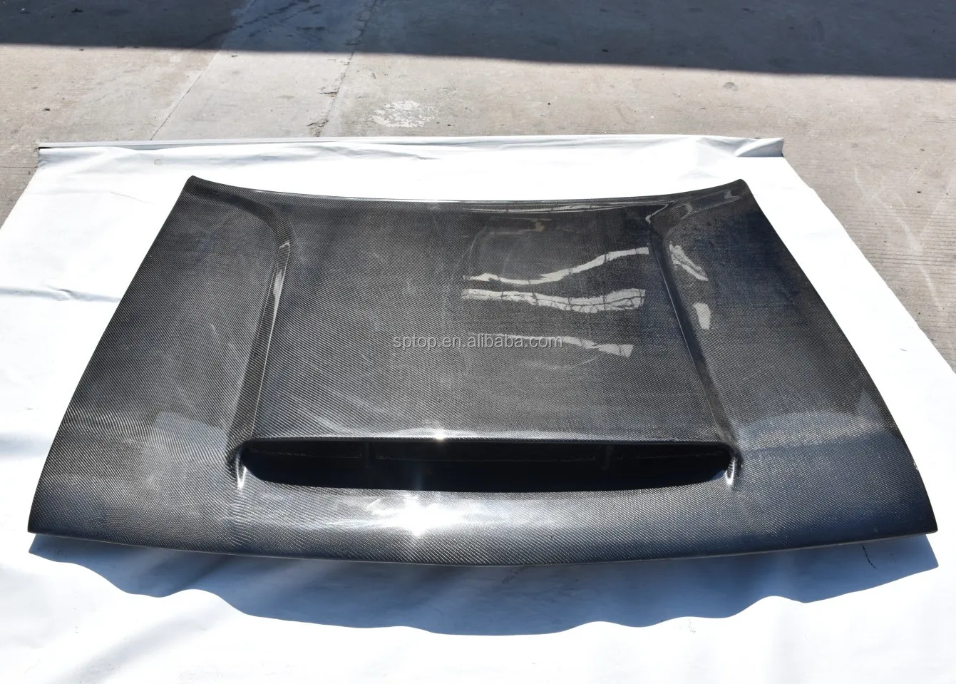 Capó de fibra carbono ventilado visto desde ángulo frontal