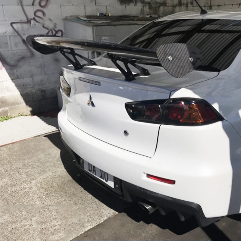 Alerón de labio estilo GT montado en Mitsubishi Lancer Evo