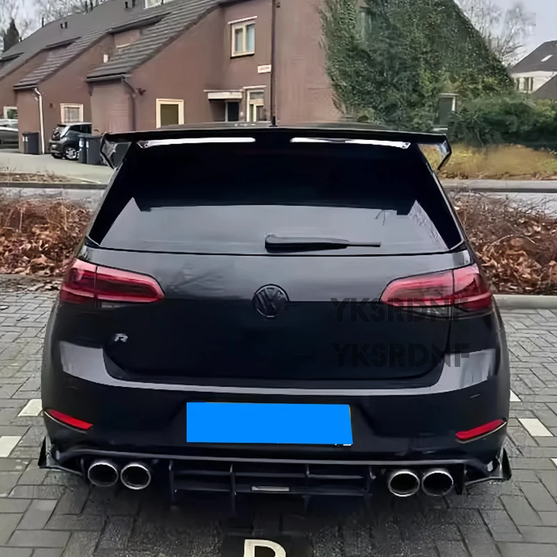 Detalle del acabado negro brillante del alerón para Golf 7