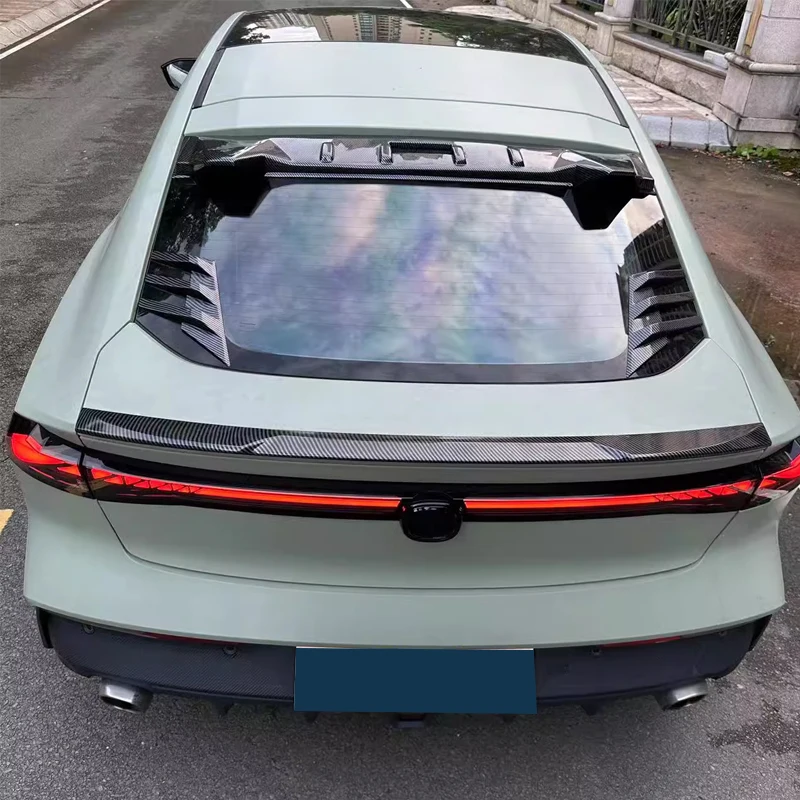 Vista frontal del spoiler instalado