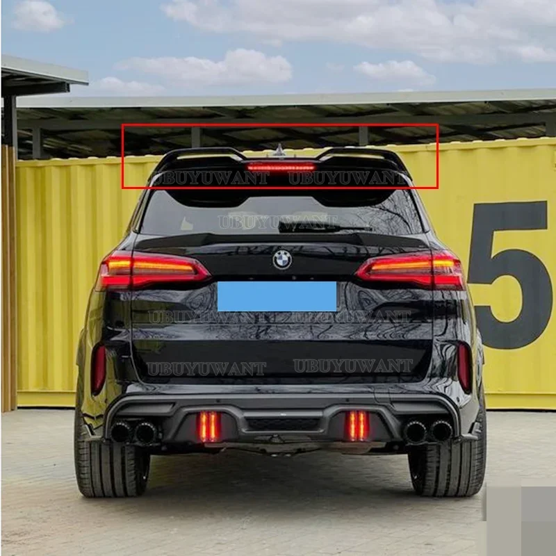 Detalle del tejido de carbono en el alerón de techo