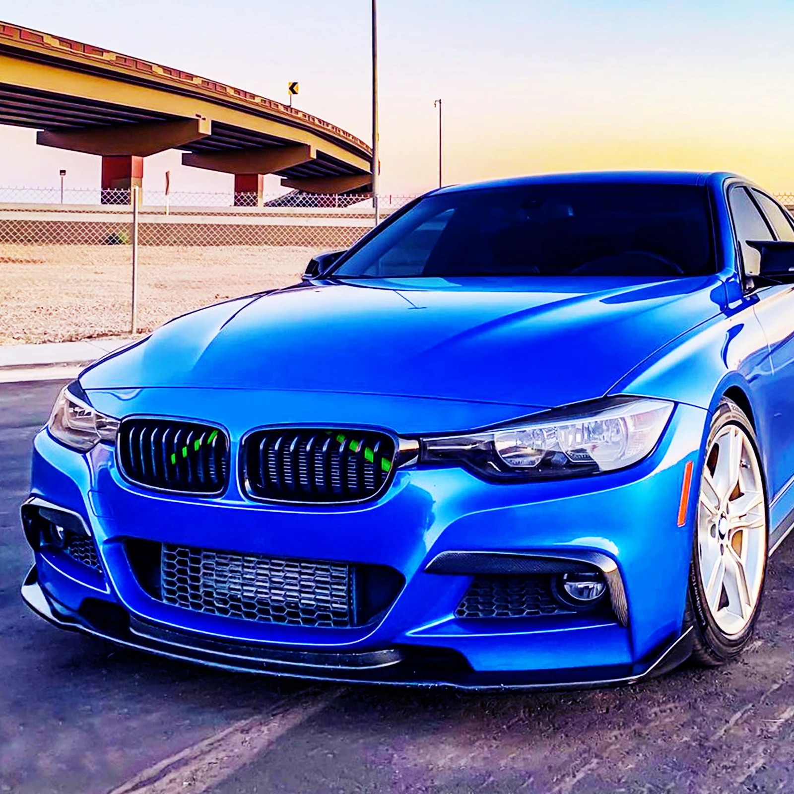 Collage de diferentes modelos BMW con las tiras aplicadas en varios colores