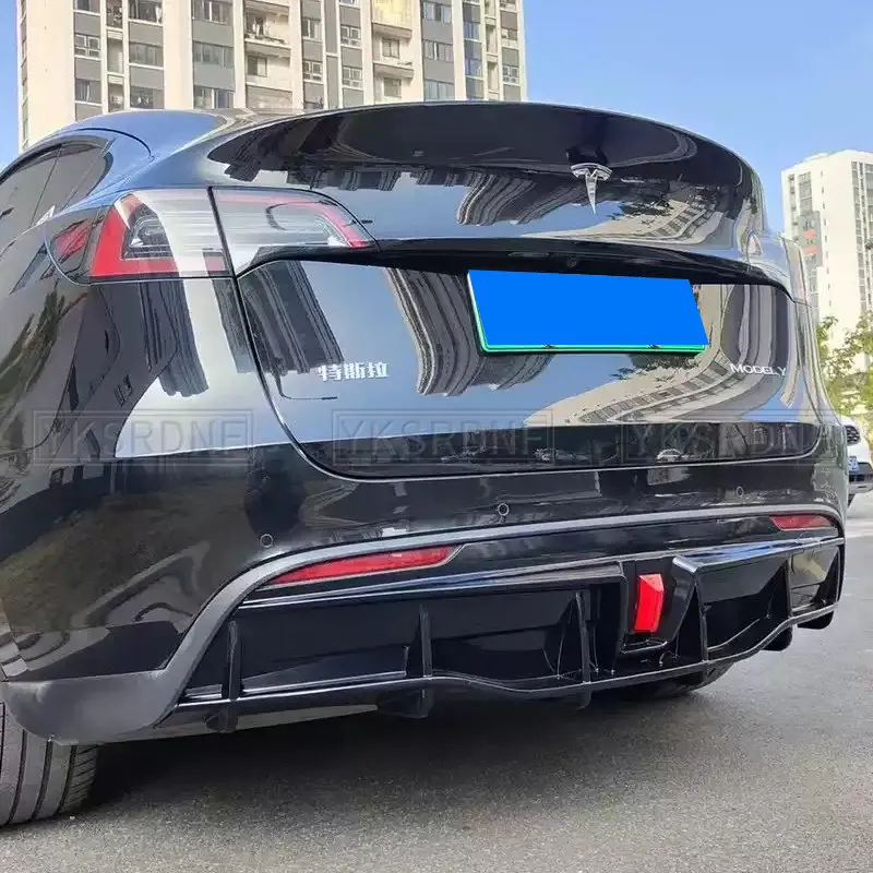 Vista frontal del difusor instalado en un Tesla Model Y