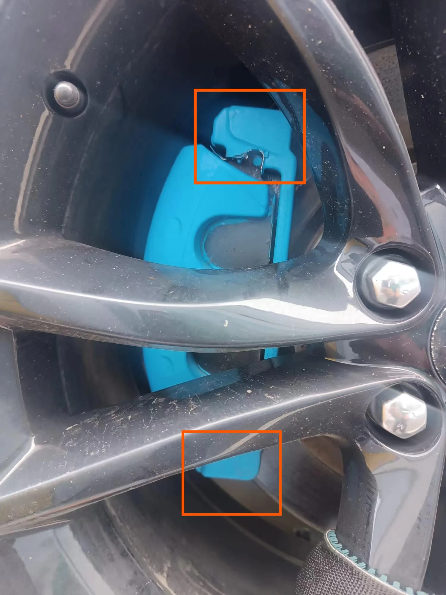 Detalle de cubierta de caliper en color rojo deportivo