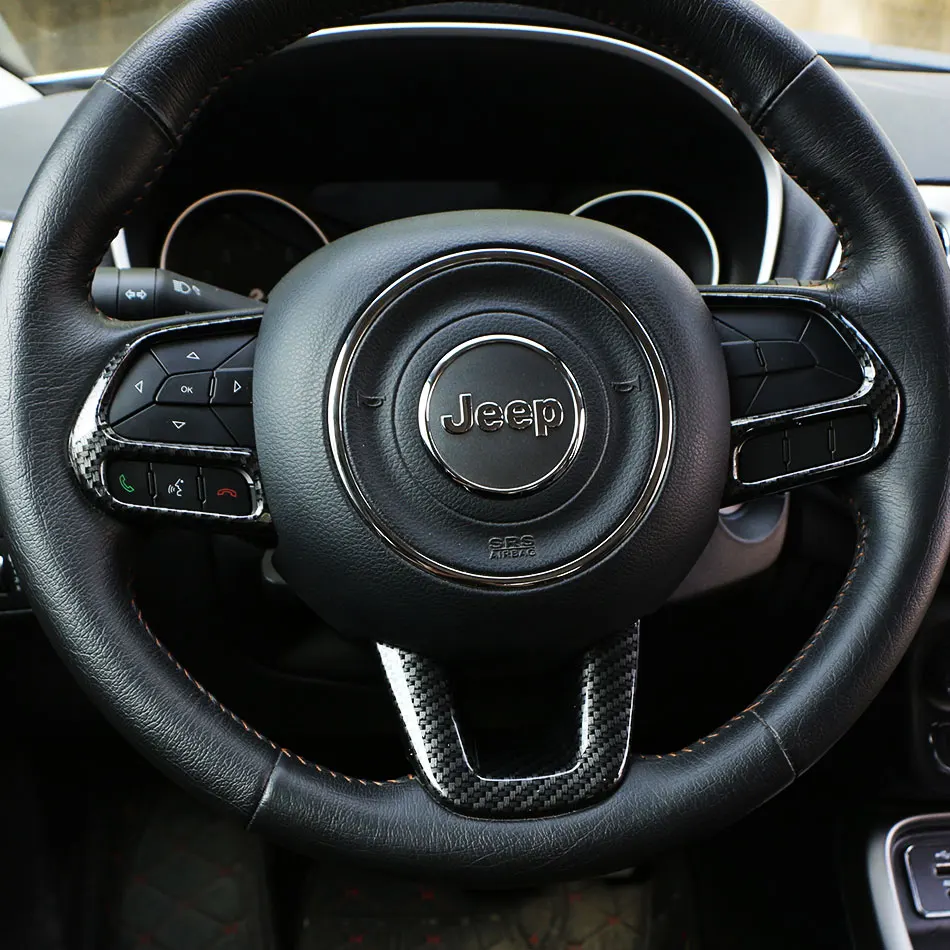 Vista lateral del volante de un Jeep Renegade con las pegatinas instaladas
