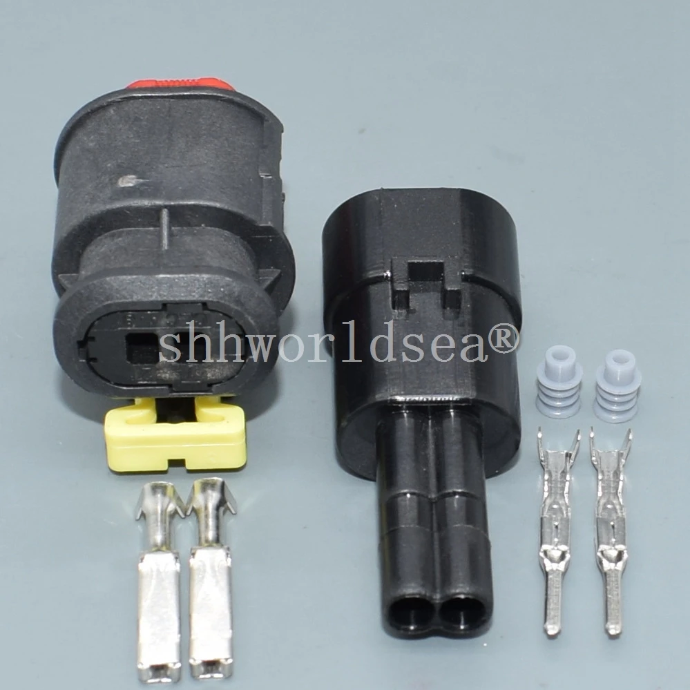 Imagen del conector junto a una pieza de válvula solenoide en entorno de taller