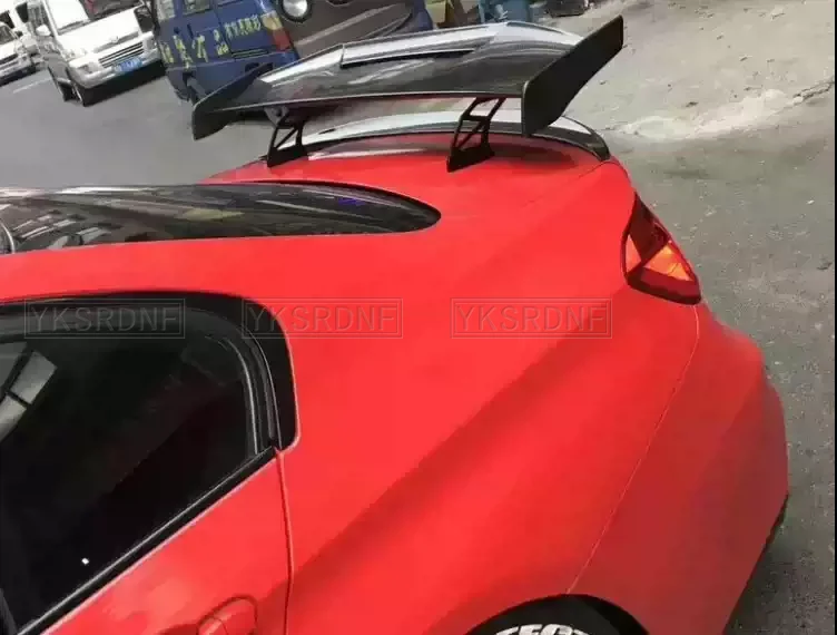Alerón BMW textura madera instalado