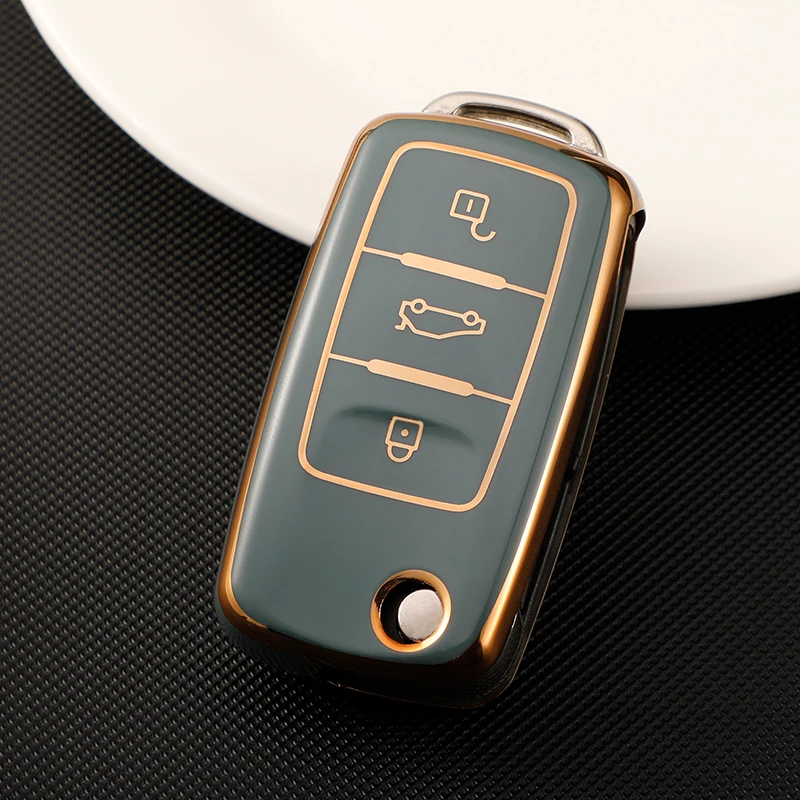 Manos colocando la funda sobre la llave