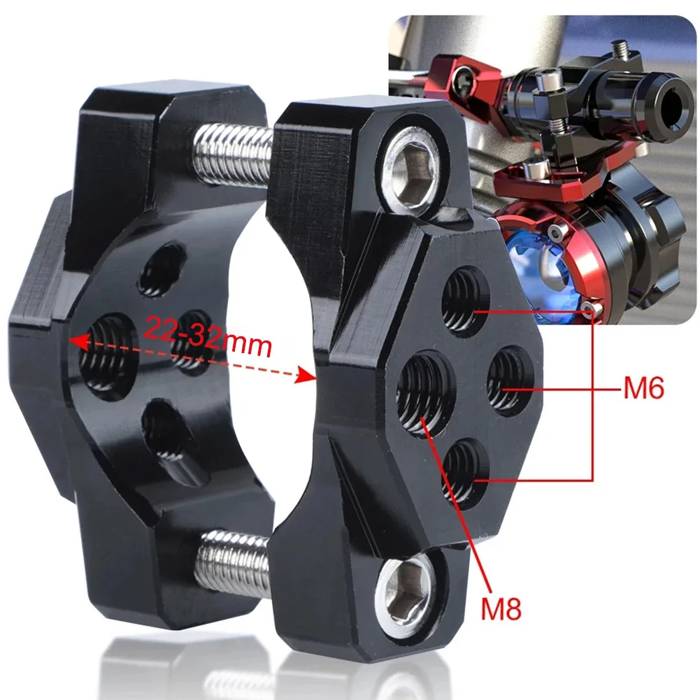 Abrazadera metálica ajustable en manillar de moto