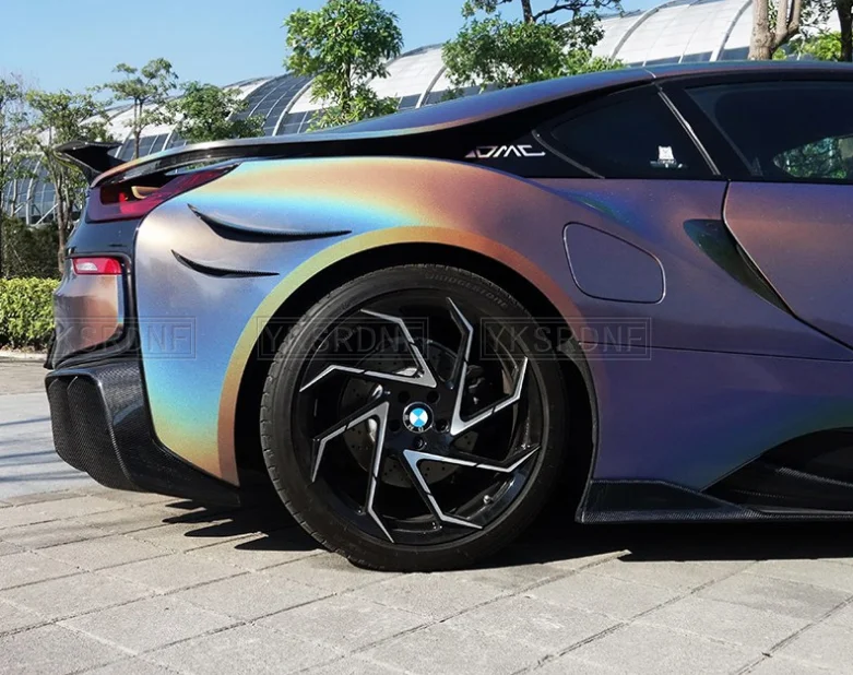 Vista frontal del spoiler de carbono