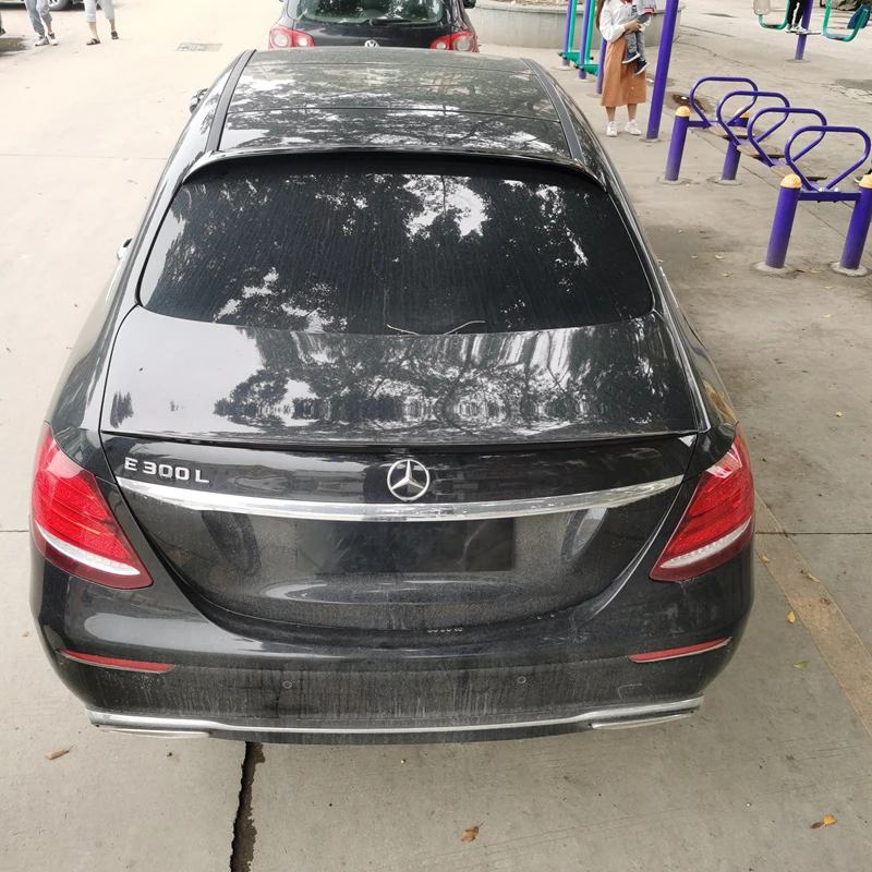 Alerón trasero ABS montado en Mercedes W213 AMG