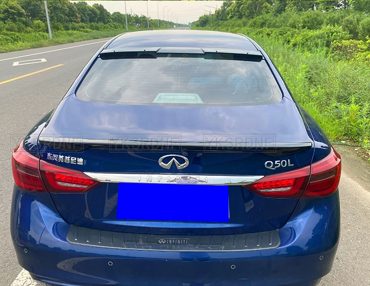 Alerón de techo visto desde ángulo lateral, perfil deportivo del INFINITI Q50