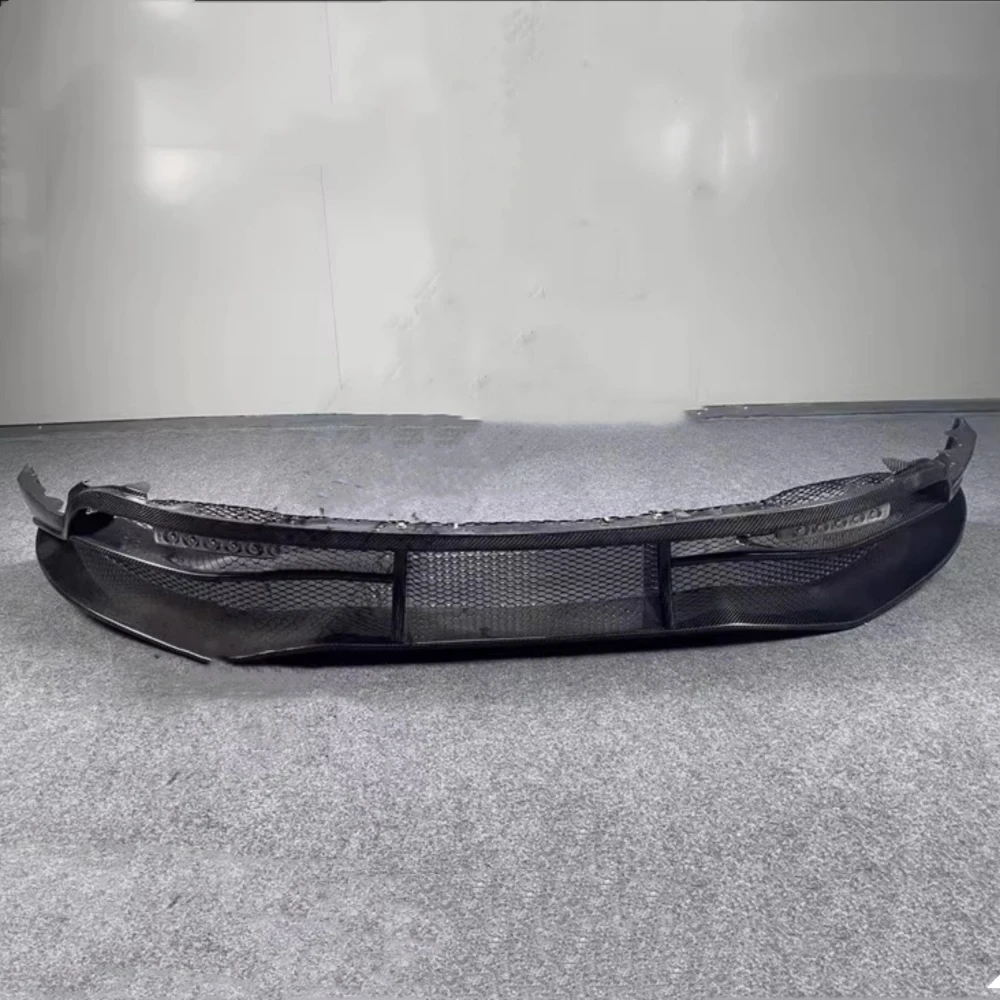 Detalle del labio trasero y alerón en fibra de carbono