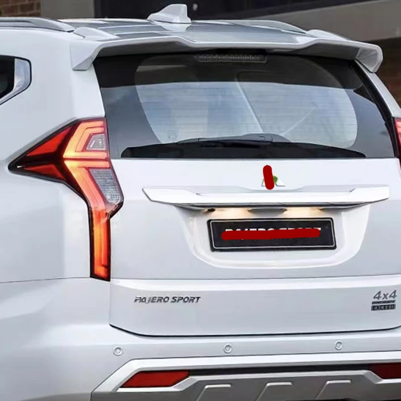 Vista frontal-lateral del kit en Pajero Combat Edition