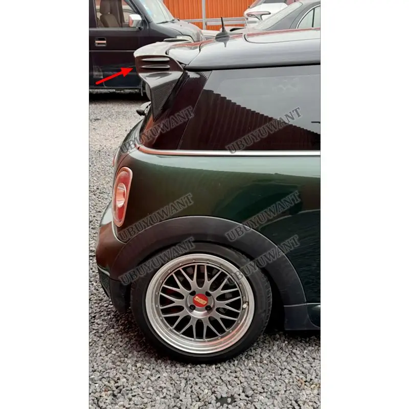 Alerón de techo de fibra de carbono JCW instalado en Mini Cooper
