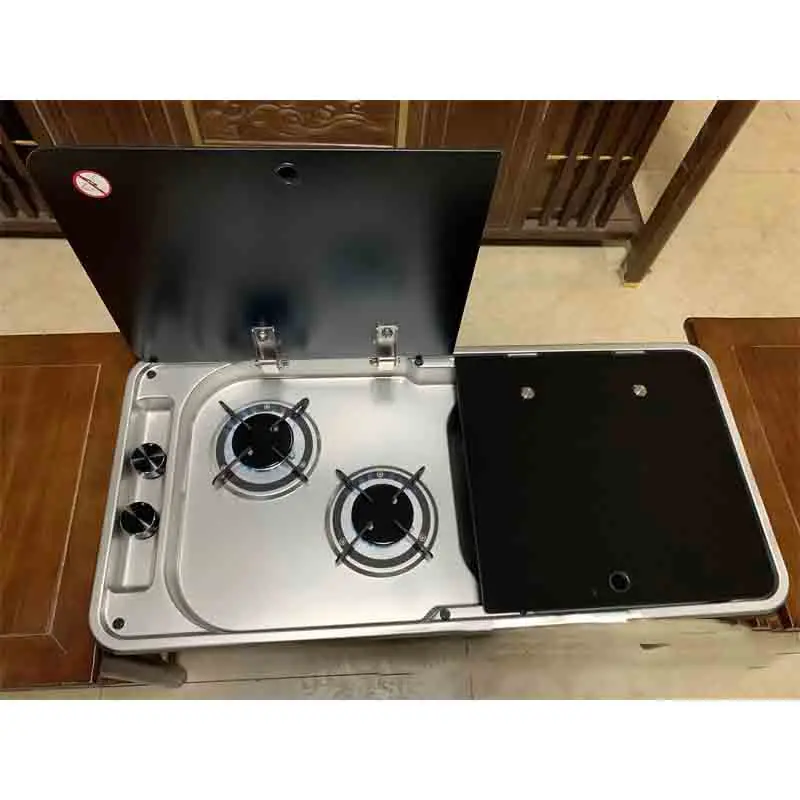 Detalle del fregadero con grifo plegable