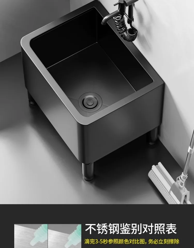 Fregona de acero inoxidable con mango extensible en piscina