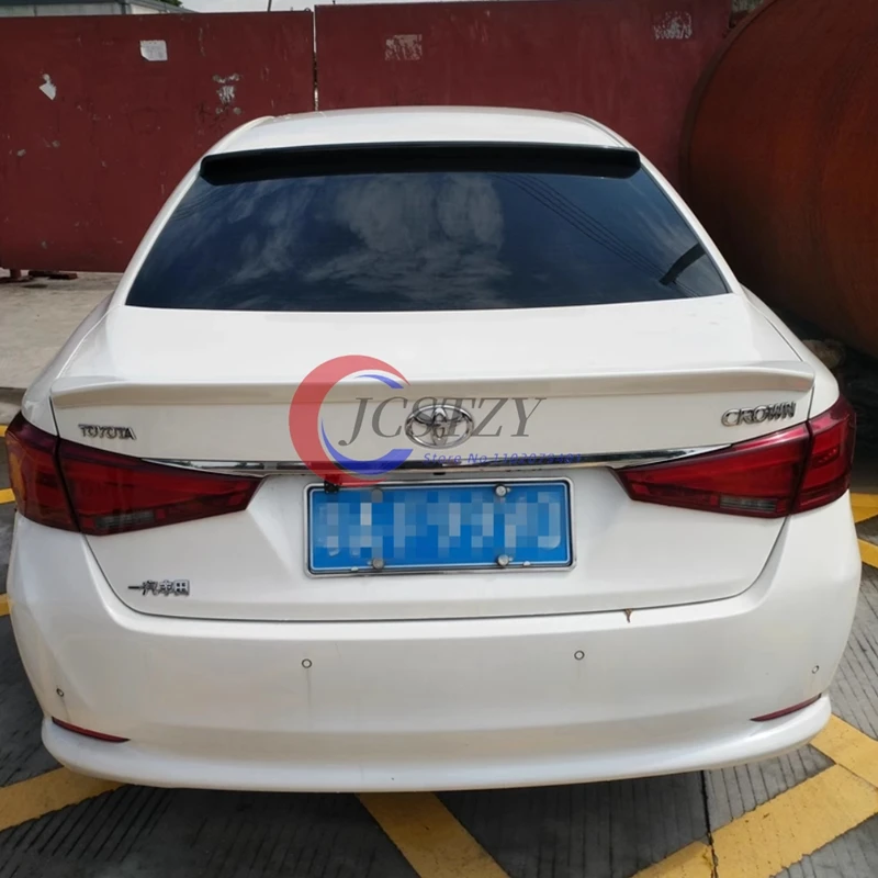 Spoiler de techo ABS instalado en Toyota Crown