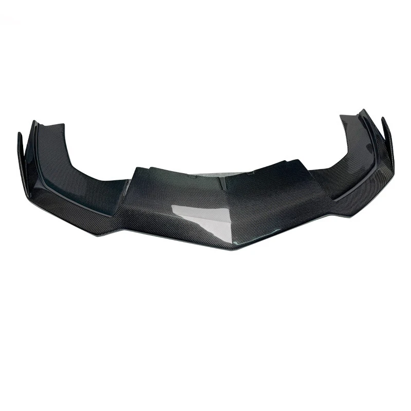 Vista frontal del spoiler de fibra de carbono instalado