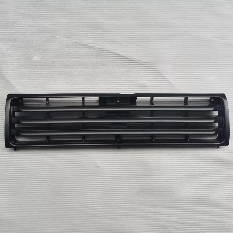 Detalle de la parrilla delantera negra y cromada