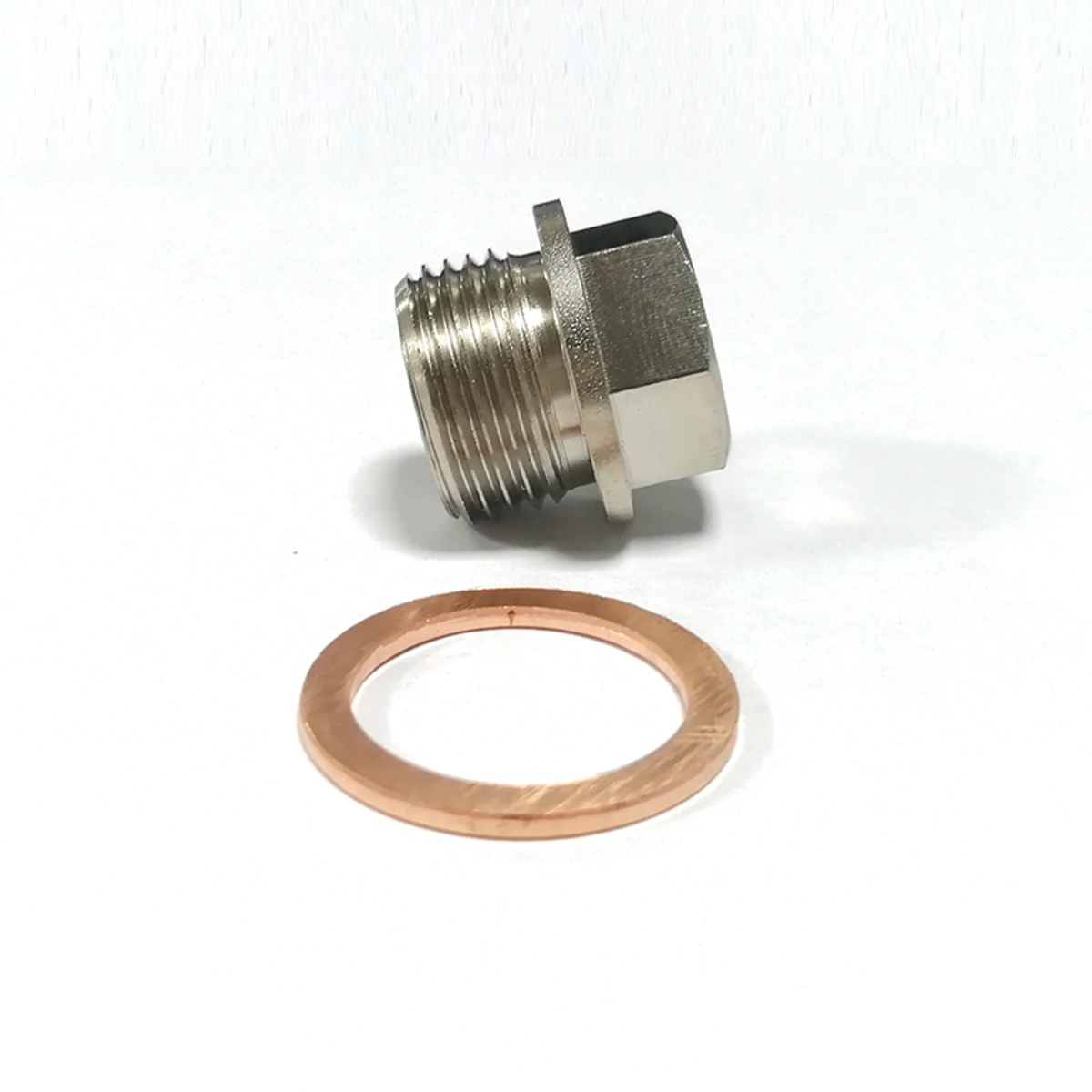Vista frontal del adaptador de acero niquelado M18x1.5 a 1/8NPT