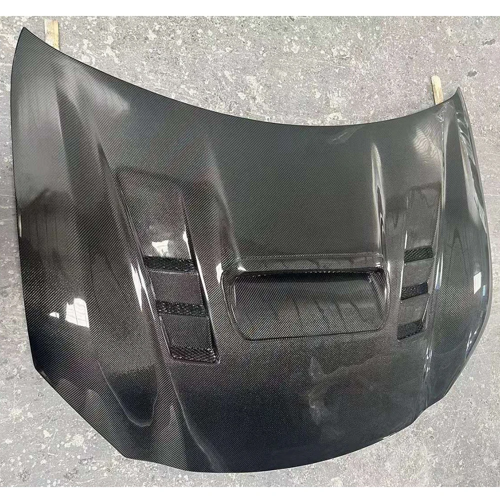 Detalle de la fibra de carbono del capó