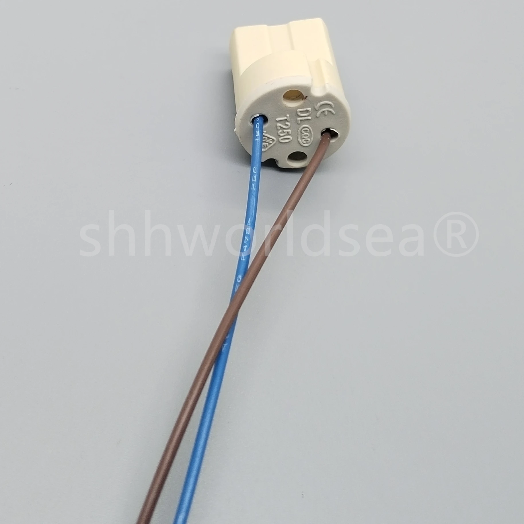Conector instalado en soporte