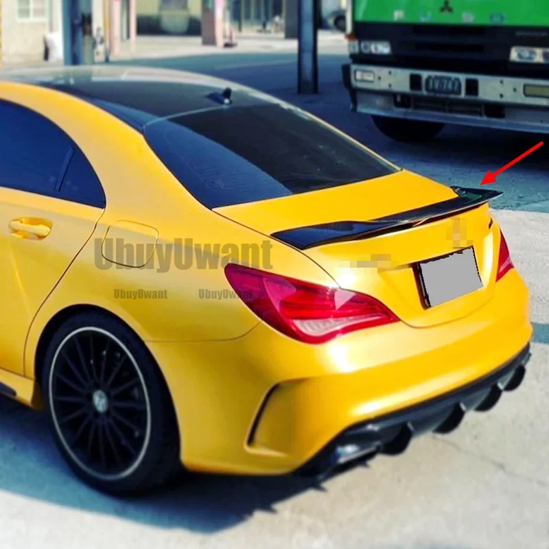 Alerón trasero de fibra de carbono instalado en Mercedes-Benz CLA