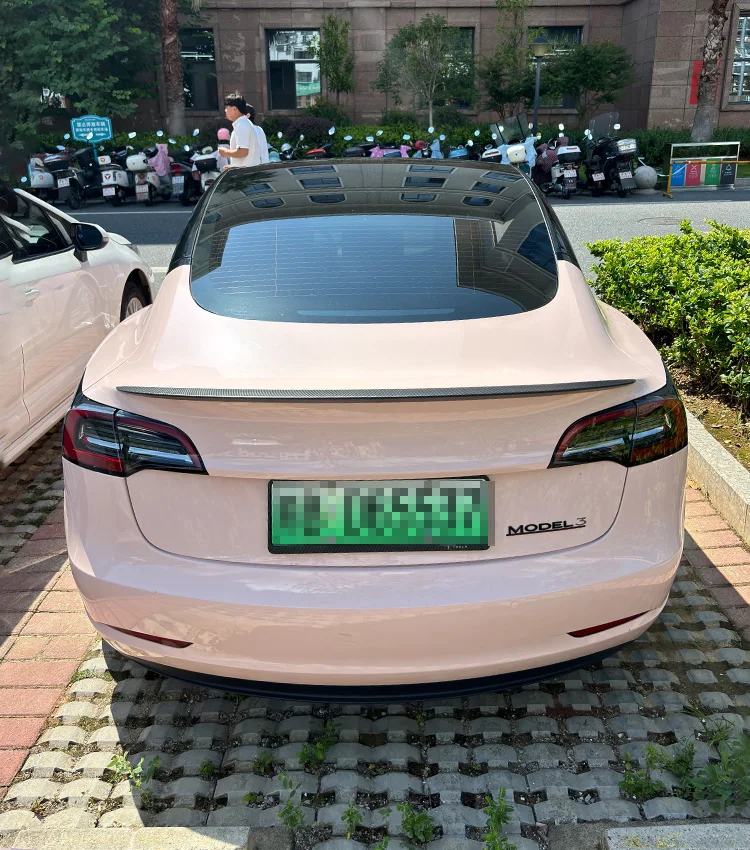 Alerón trasero Tesla Modelo 3 vista lateral