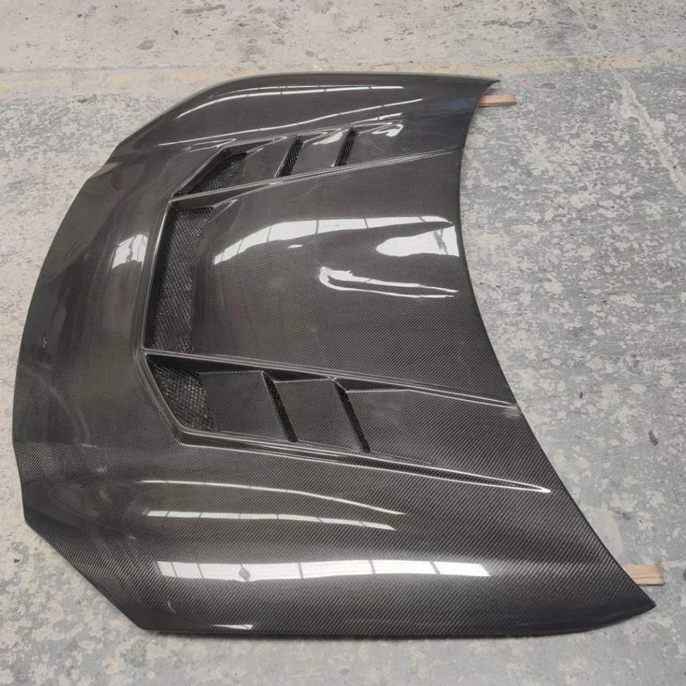 Otro ángulo del capó de fibra de carbono