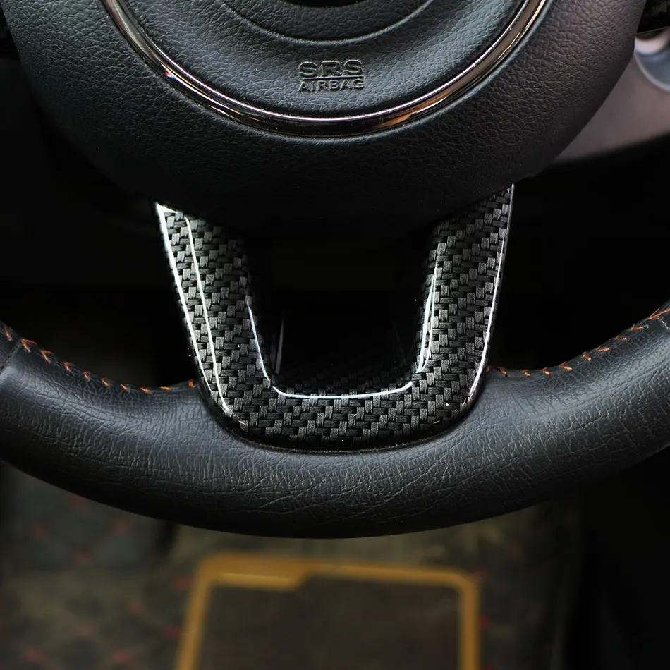 Instalación en un Jeep Compass mostrando el contraste con el tablero