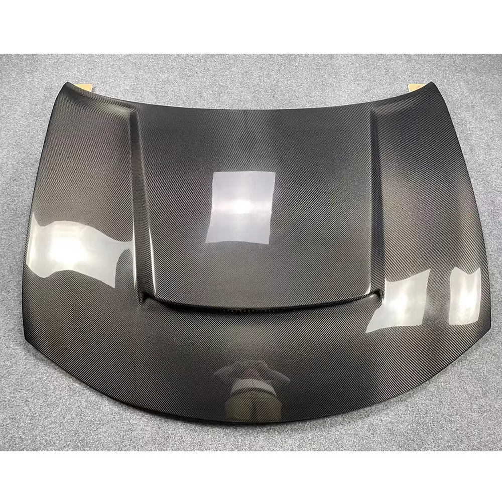 Detalle del capó de fibra de carbono para Dodge Charger