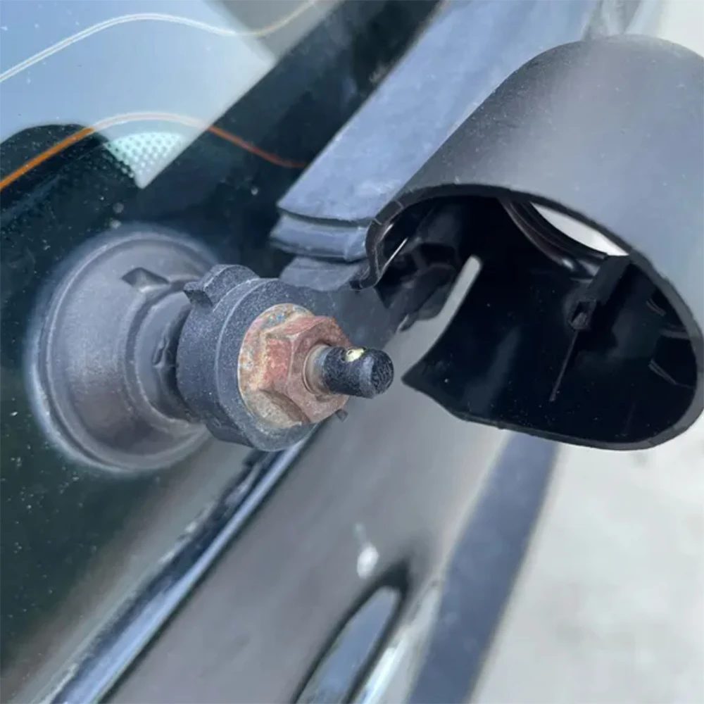Tapa de brazo del limpiaparabrisas trasero en posición instalada