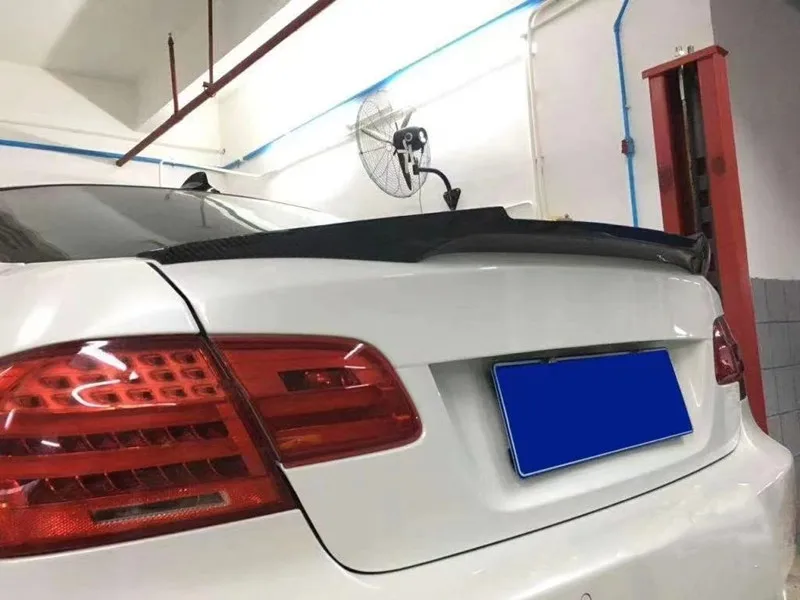 Vista frontal del alerón instalado en el maletero de un BMW E92