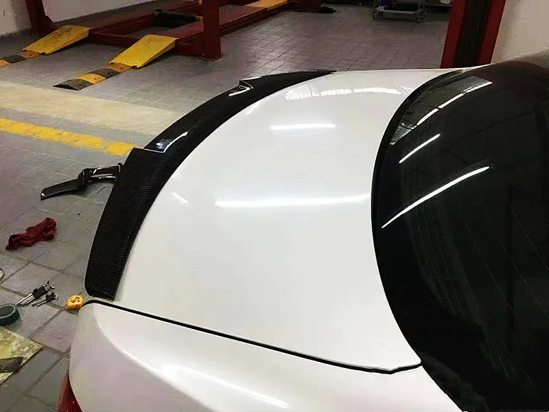 Detalle del sistema de fijación con cinta y tornillos