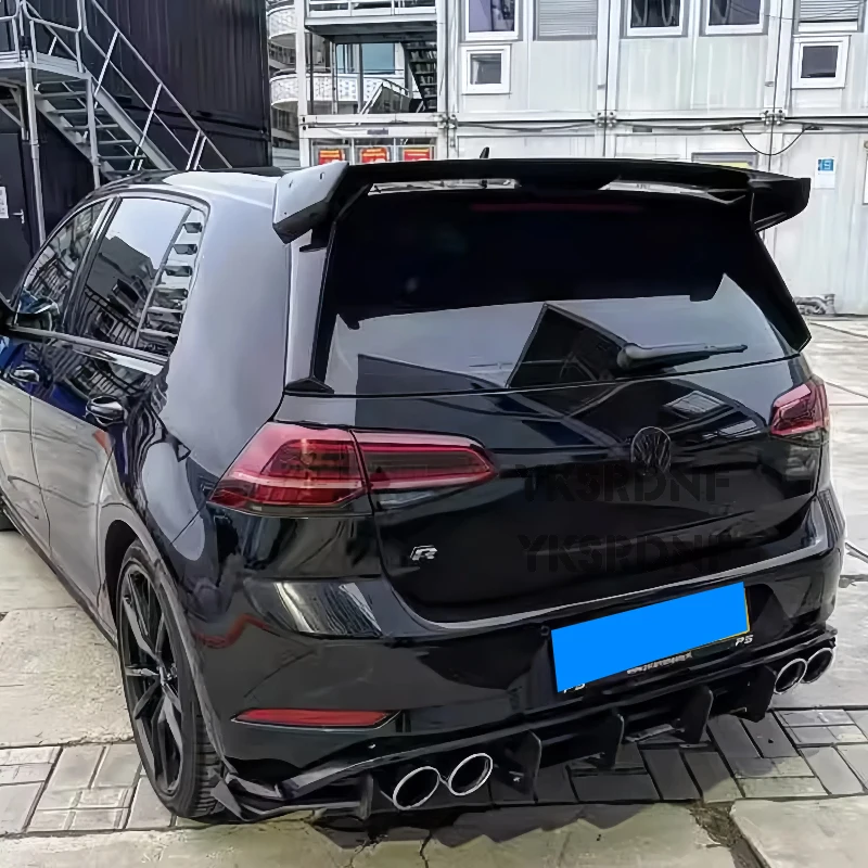 Alerón trasero negro brillante instalado en un Volkswagen Golf Mk7