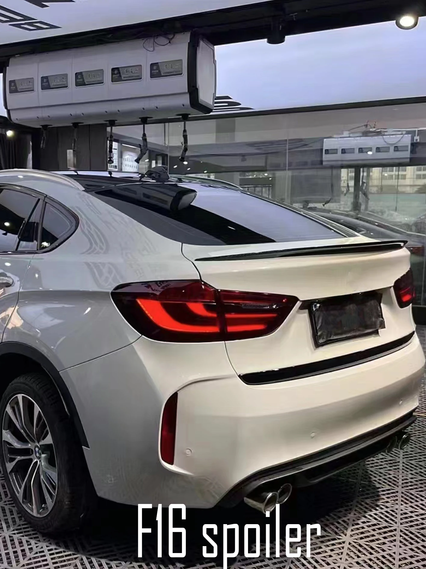 Detalle del acabado y estética deportiva del alerón para BMW X6 F16