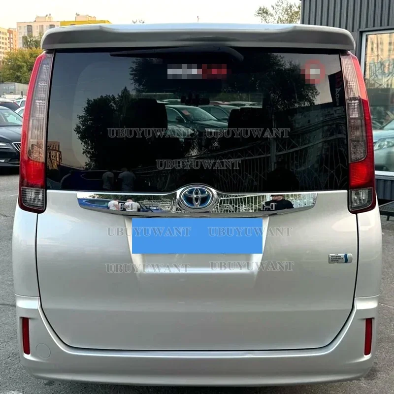 Alerón de techo trasero negro ABS visto desde ángulo lateral