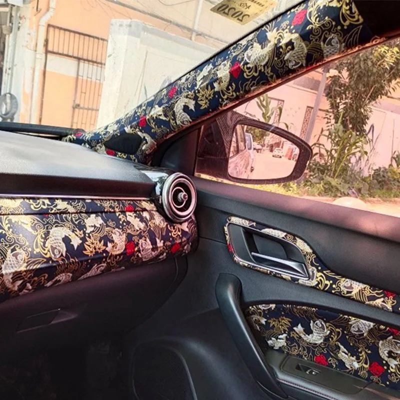 Tela autoadhesiva estilo JDM desplegada sobre superficie