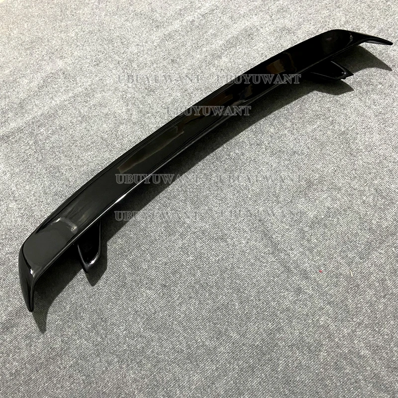 KIA Stinger con spoiler instalado en color negro