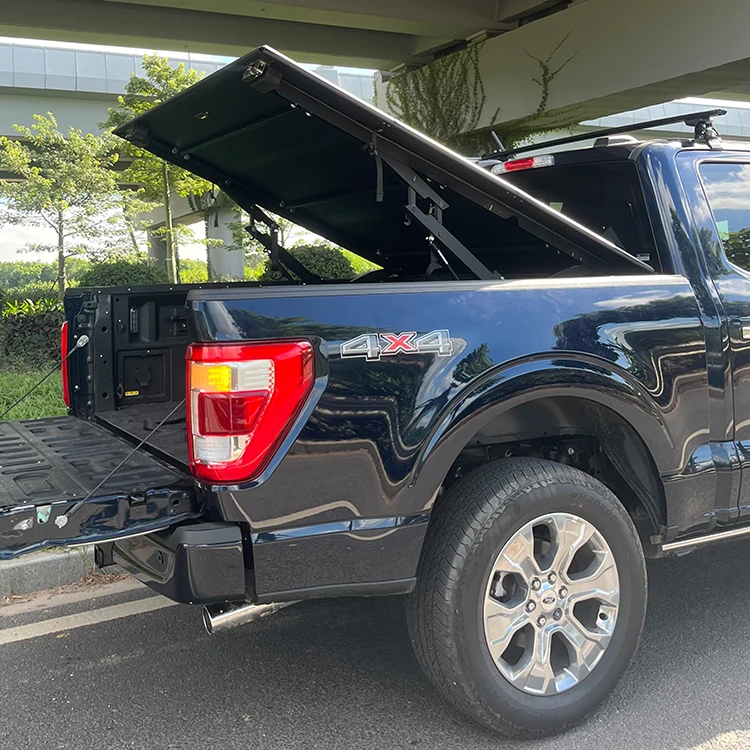 Vista frontal de la cubierta de tonneau plegable en color negro sobre una Ford F150