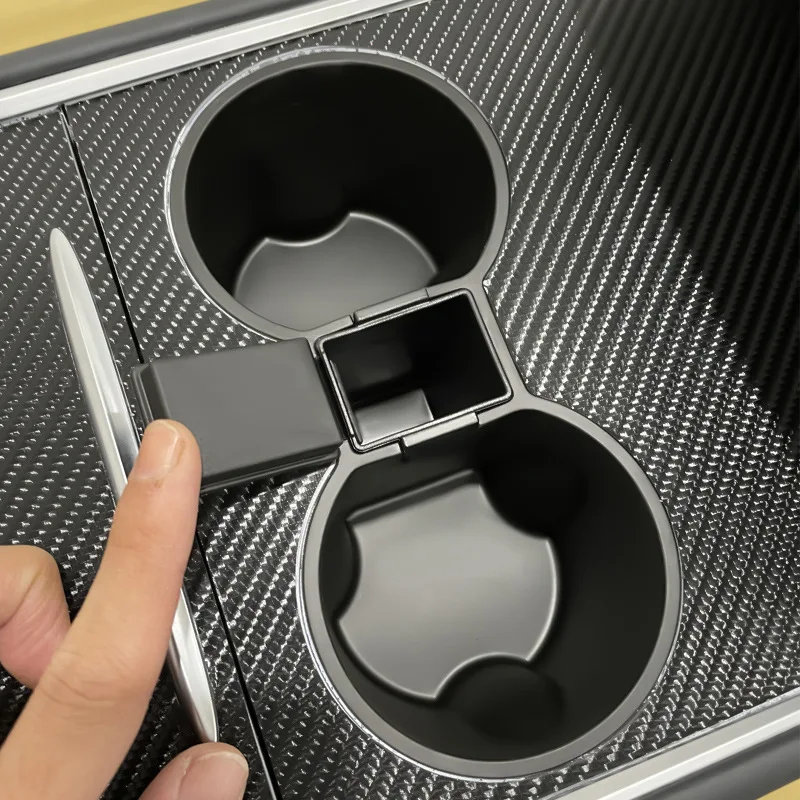 Posavasos instalado en la consola de un vehículo